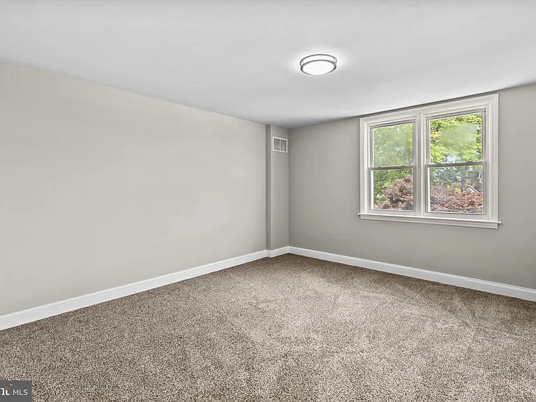 1072 Tremont Dr — Photo 12