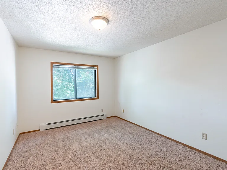 Fargo, ND Rosegate Apartments | 21A | Bedroom
