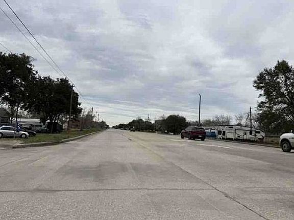 Exterior Neighborhood (street photo)