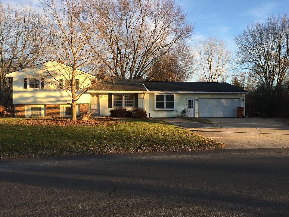 1st image of 6880 Woodhills Dr NE