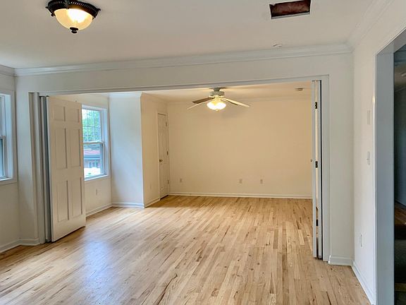 Flexible living space-Living Room and BR1 can Open to Living Room for extra large living space