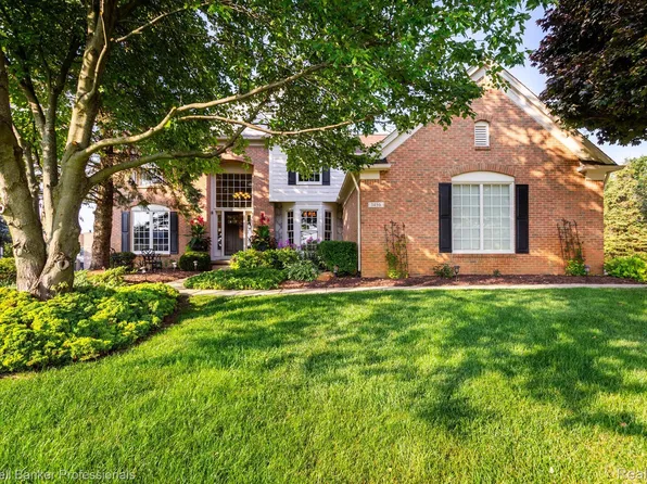 3450 Sussex Dr, Rochester, MI 48306