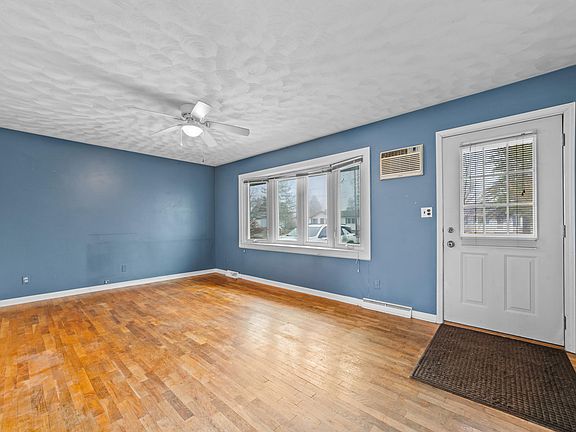 3rd image of 713 Clover Dr