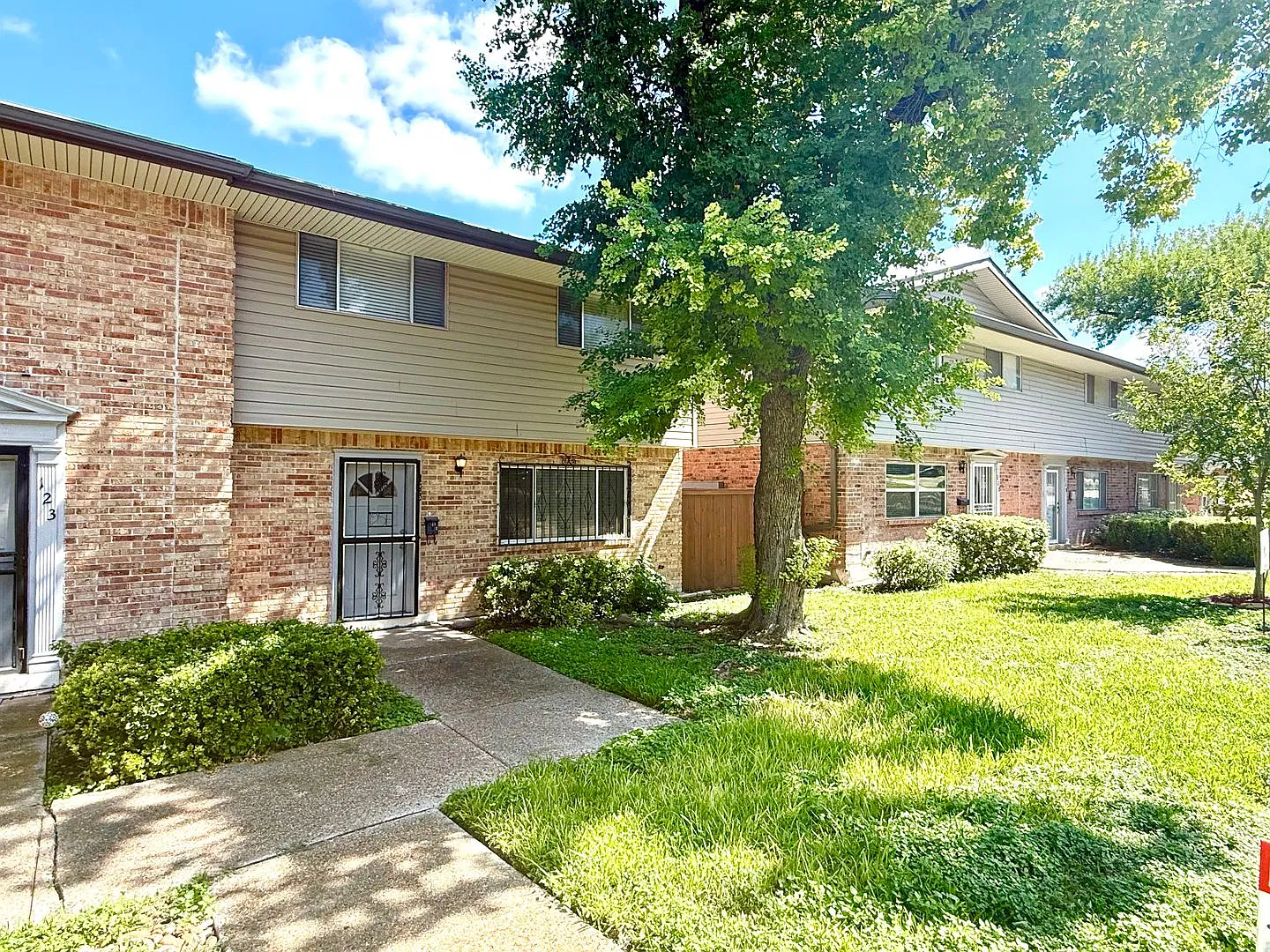 Updated 2-Bedroom Townhome Near the Airport & Hwy 281! — Photo 3
