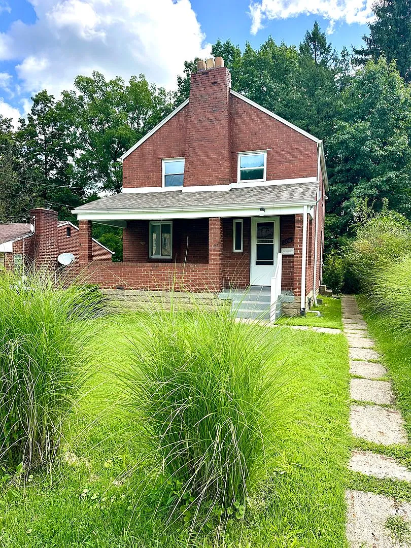 Lovely Three Bedroom Home - Window AC Units Included - Available Now! — Photo 1