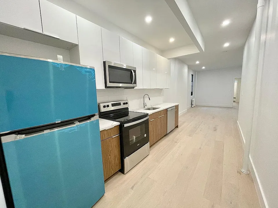 233 E 5th St #8