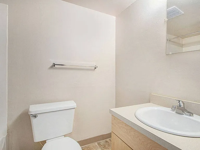 Old Farm Apartments — Photo 18