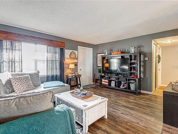 5th image of 2579 Surrey Dr