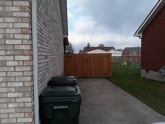 3rd image of 301 Drake Dr
