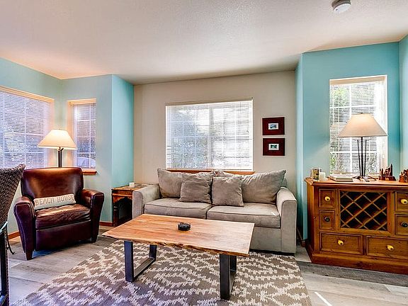 2nd image of 160 E Siuslaw St #4