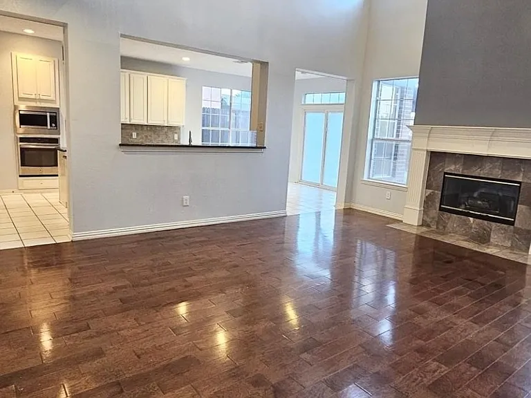 Great living room with high ceiling