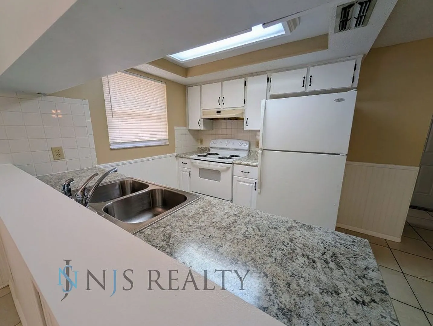 2/2- Bonus Room, All Tile Floors, New Kitchen & Bath Renovation!! — Photo 1