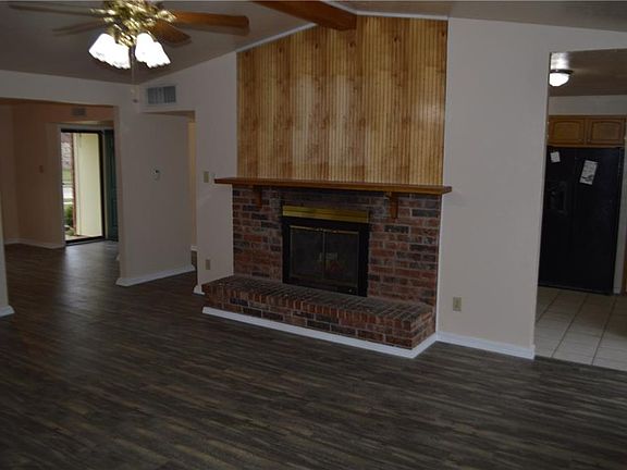 4th image of 4920 Walker Dr