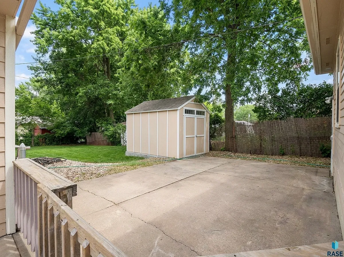 4 bed, 1412 sqft, $2,200 — Photo 2