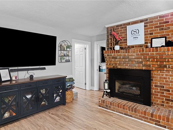 3rd image of 202 Tiffany Dr