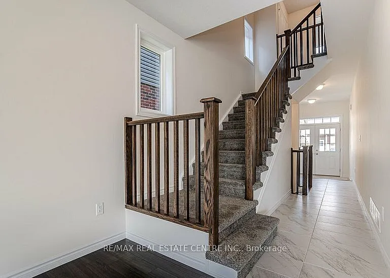 36 Henry Maracle St #UPPER — Photo 8