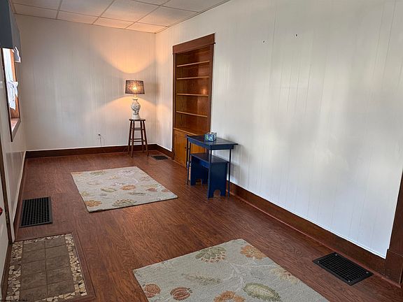 4th image of 122 Vermont Ave