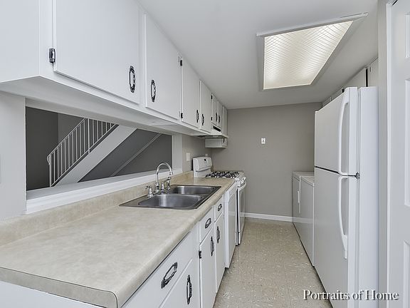 5th image of 29W603 Winchester Cir N #13-3