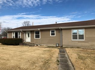 1603 Saunders Ave, Carmi, IL 62821