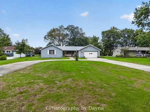 1930 Bittersweet Dr, Saint Anne, IL 60964