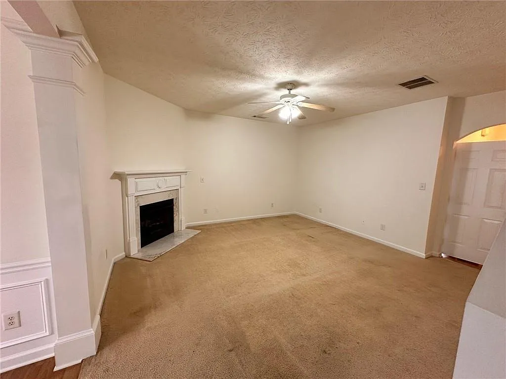 3 bed, 2.5 bath, 1696 sqft, $1,950 — Photo 3