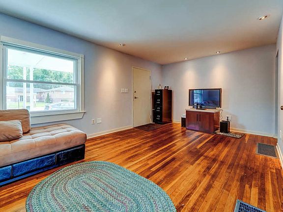 5th image of 2290 Holt Ave