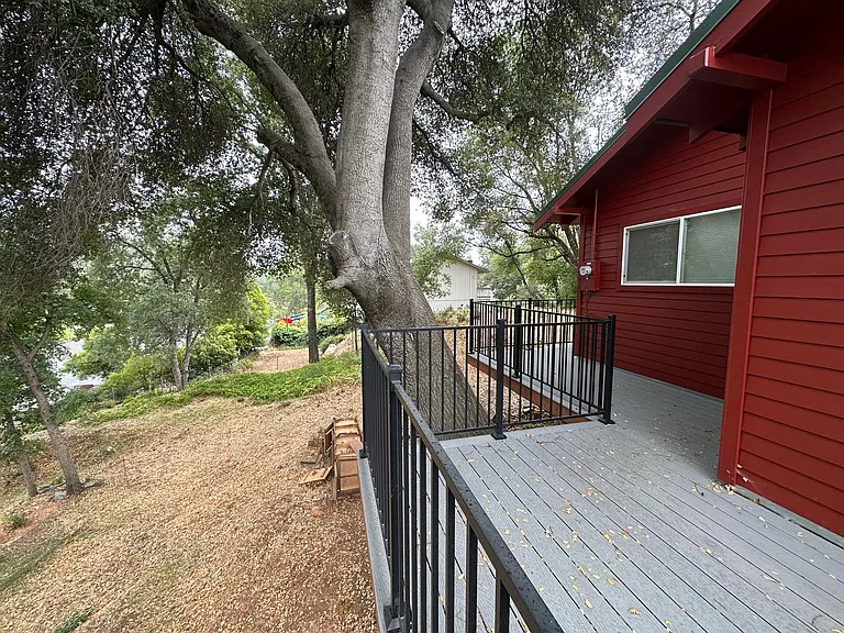 435 Barretta St — Photo 1