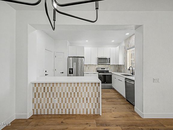 5th image of 706 E LAS COLINAS Place