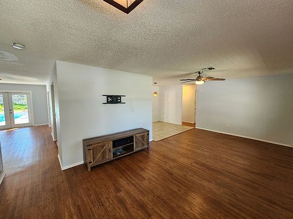 3rd image of 4427 Saxon Dr
