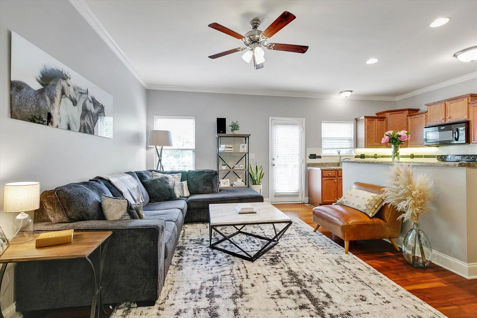 2 bed, 2.5 bath, 2100 sqft, $2,600 — Photo 4