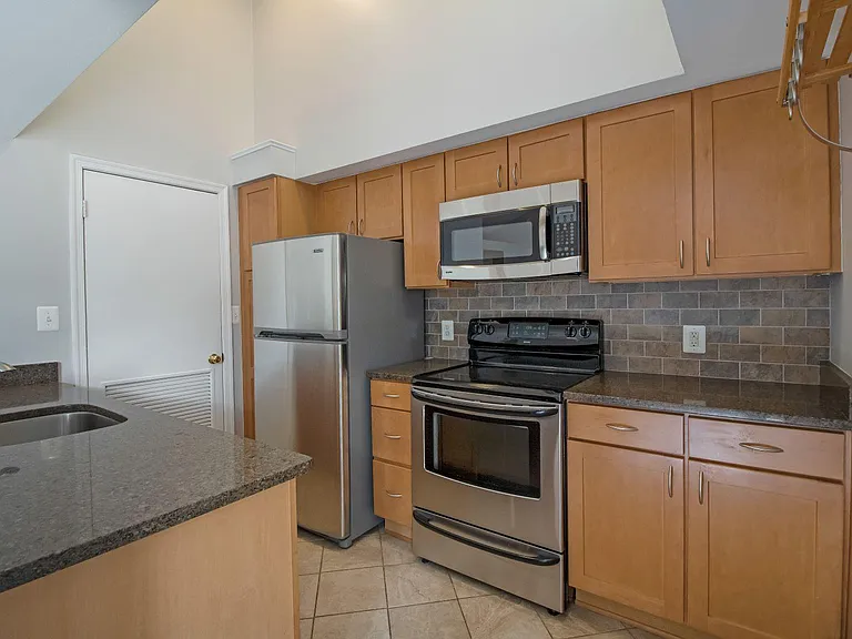 SS Appliances in Kitchen