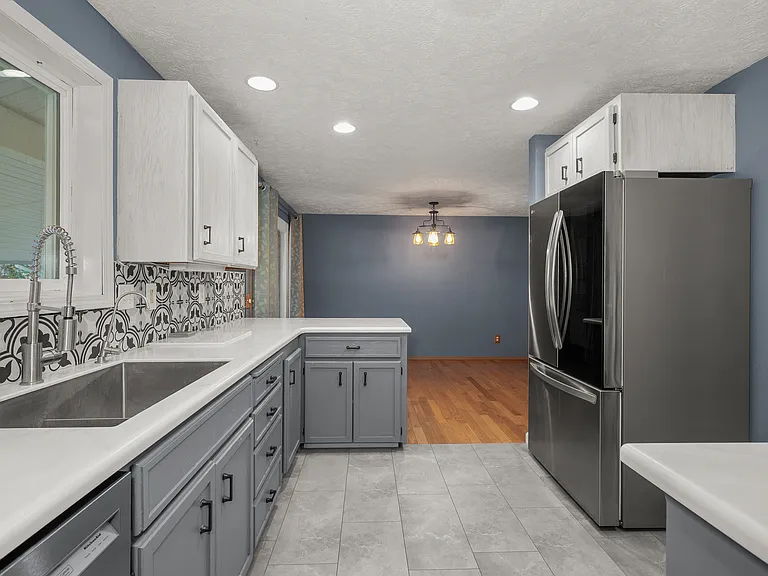 224 W 4th St — Photo 12