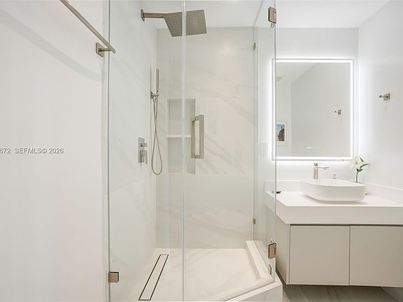 4th image of 31 SE 5th St APT 3921