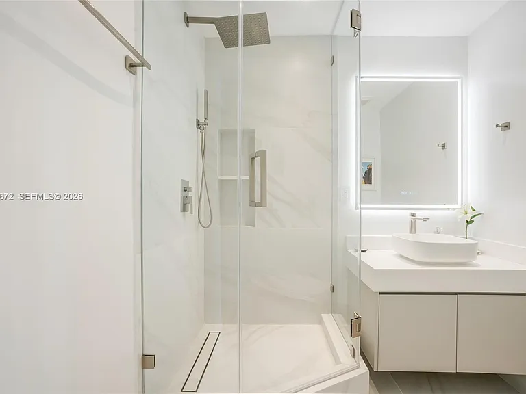 31 SE 5th St #3921 — Photo 4