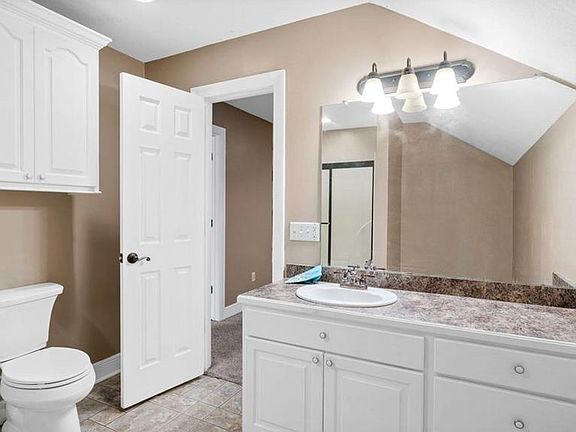 4th image of 22 Fleur De Lis Dr