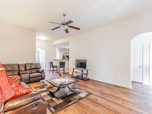 2nd image of 1705 Mesquite Ln