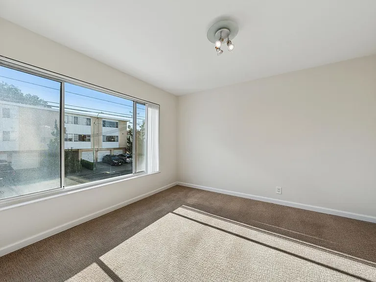 2p008 - Lake View East — Photo 12