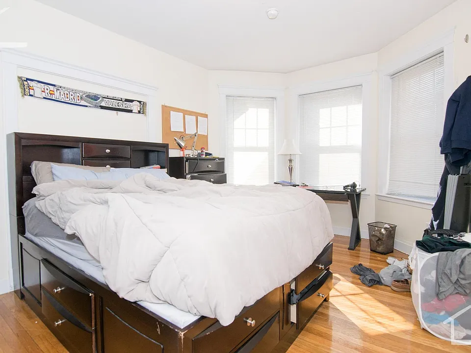 81 Gibbs St #2