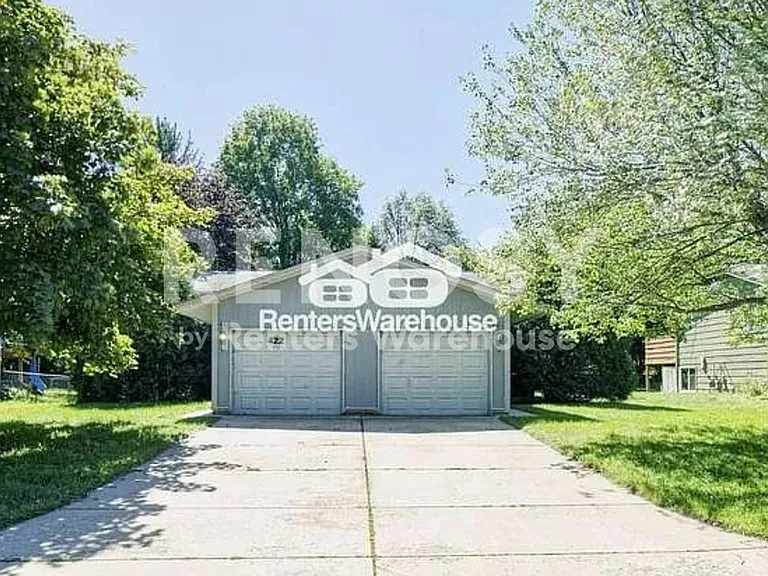 422 Arion St E — Photo 1