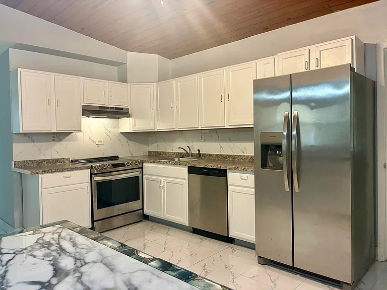 3630 SW 46th Ave — Photo 4