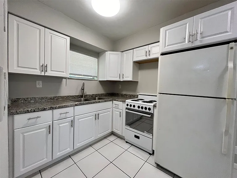 121 SW 15th St #C — Photo 1
