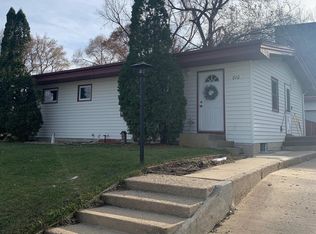 810 Arbor Ave, Minot, ND 58701