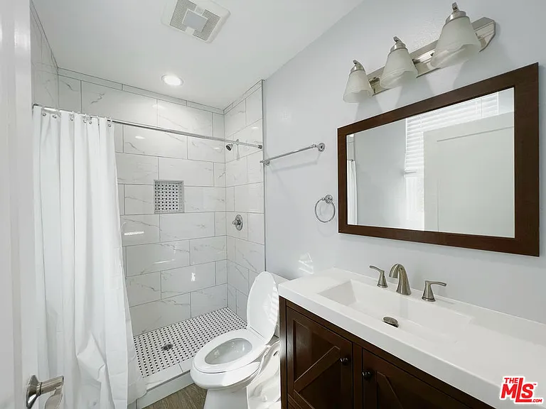 2641 S Budlong Ave #2641 — Photo 20