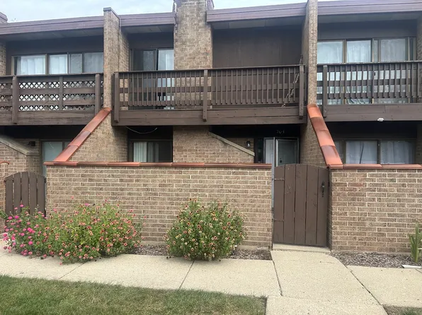 704 Kenneth Cir, Elgin, IL 60120