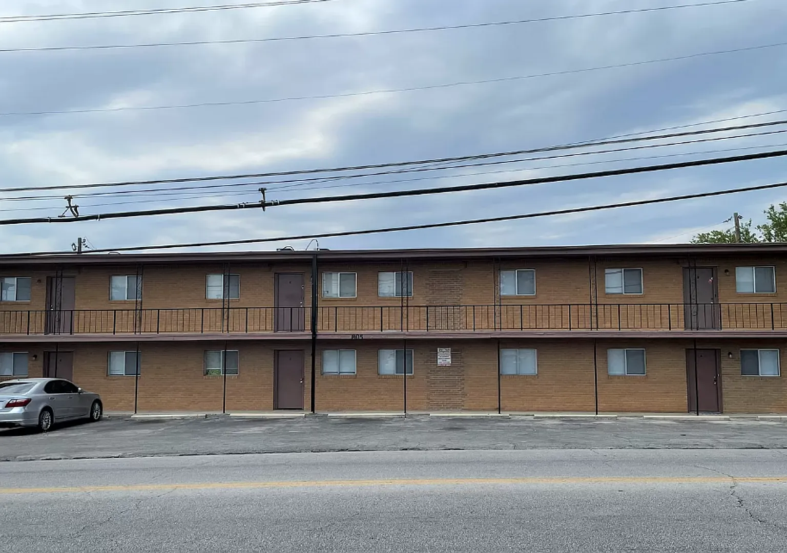807 W Hallmark Ave — Photo 1