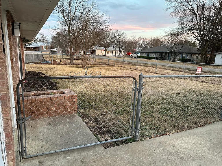 406 E Hunt St — Photo 3
