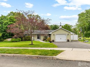 64 Kingsley Rd, Kendall Park, NJ 08824