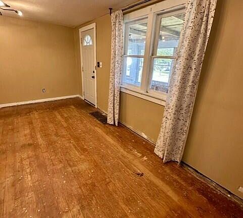 4th image of 34 Marcus St SW