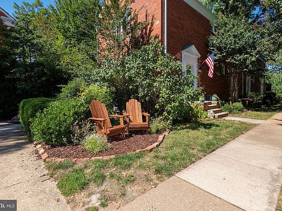 3rd image of 1109 Beverley Dr