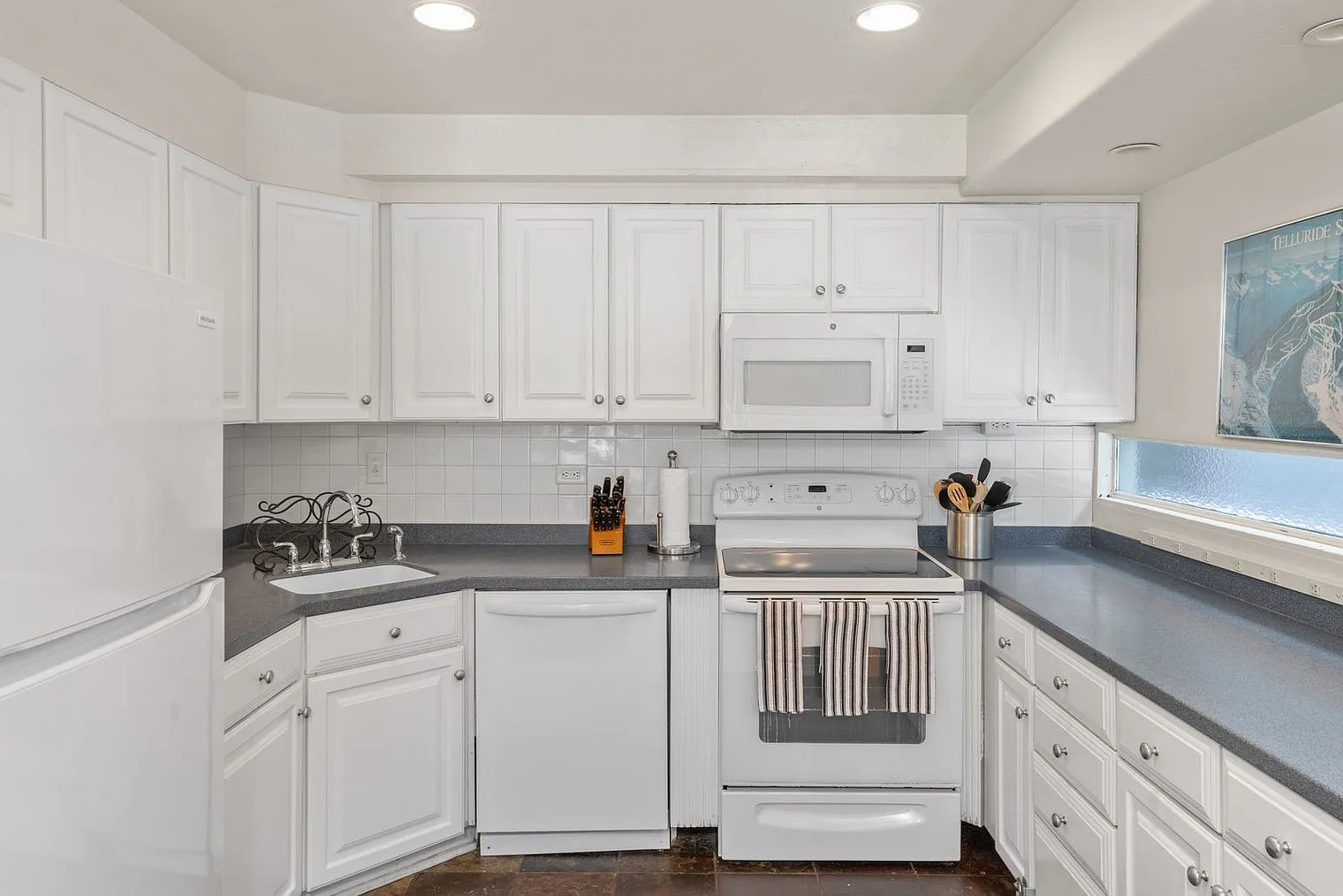3 bed, 1.5 bath, 1334 sqft, $9,065 — Photo 3